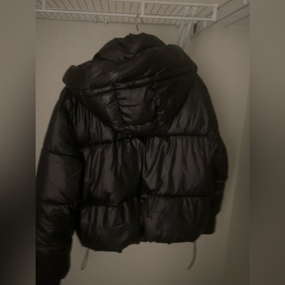 GAP 100% Recycled Polyester Relaxed Heavyweight Cropped Puffer Jacket - Picture 3 of 4